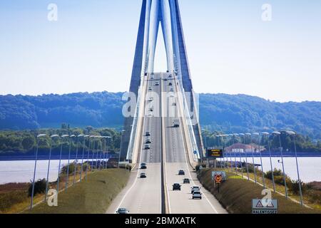 Rampenähnliche Aussicht auf die Pont de Normandie mit Kabelbrücke über das Delta des Flusses seine Stockfoto