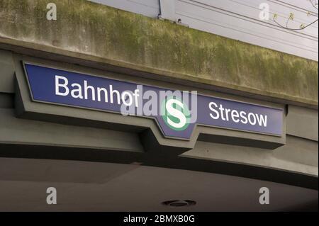 Der an der Straße Freiheit gelegene S-Bahnhof Berlin-Stresow, vormals Fernbahnhof Berlin-Spandau. Stockfoto