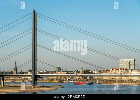 Die Rheinkniebrücke über den Rhein bei der Landeshauptstadt Düsseldorf, Nordrhein-Westfalen, Deutschland, Europa Stockfoto