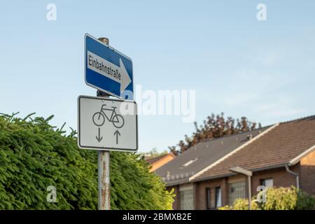 Deutschland Verkehrsschild Einbahnstraße, aber Radfahren ist für beide Richtungen erlaubt, keine Menschen Stockfoto