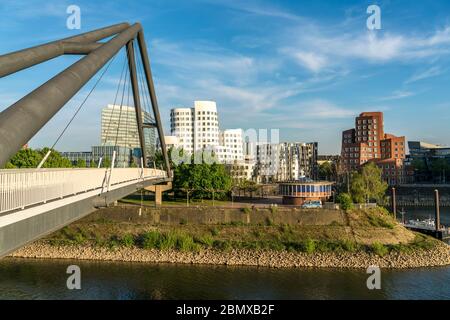 Brücke am Medienhafen und der Neue Zollhof mit den Gehry-Bauten des Architekten und Designer Frank Gehry, MedienHafen, Landeshauptstadt Düsseldorf, N Stockfoto