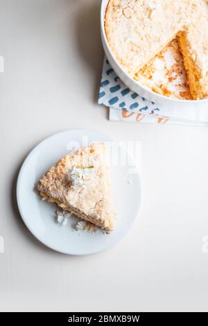 Draufsicht auf ein Stück Kuchen mit Quark Füllung auf weißem Hintergrund Stockfoto