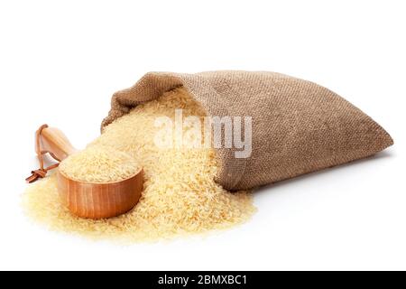Reis in Sackleinen und Holzwaren, isoliert auf weißem Hintergrund. Stockfoto