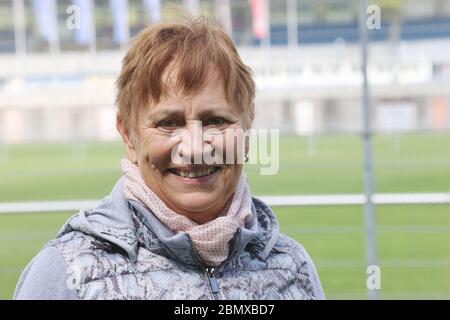 Gera, Deutschland. Mai 2020. Die ehemalige deutsche Sportlerin Renate Stecher, die als erste Frau auf der 100-Meter-Strecke die 11-Sekunden-Marke abgibt, wird am 12. Mai 70. Quelle: Bodo Schackow/dpa-Zentralbild/dpa/Alamy Live News Stockfoto