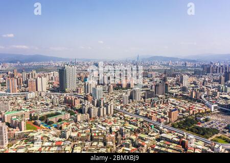 New Taipei City, Taiwan - Feb 1, 2020: Dies ist ein Blick auf das Banqiao Viertel in New Taipei, wo viele neue Gebäude zu sehen sind, das Gebäude in der c Stockfoto