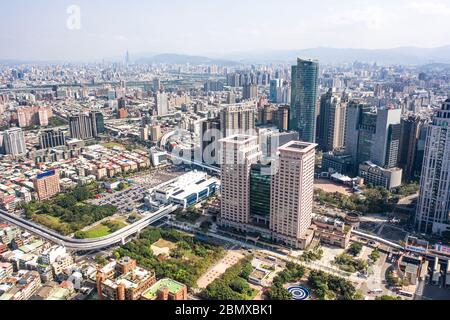 New Taipei City, Taiwan - Feb 1, 2020: Dies ist ein Blick auf das Banqiao Viertel in New Taipei, wo viele neue Gebäude zu sehen sind, das Gebäude in der c Stockfoto