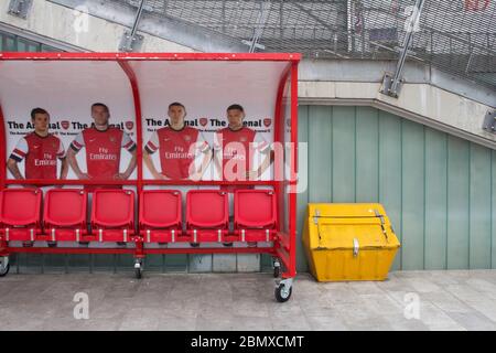 Bilder von Arsenal-Fußballspielern, vor dem Emirates Stadium im Norden Londons. Stockfoto