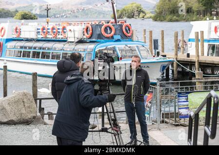 Cumbria, Großbritannien. Mai 2020. Dan Visser, Direktor von Cumbria Tourism, hält ein BLEIB-AWAY-Plädoyer auf BBC News TV 18.00 und 22.00 Uhr auf Für Touristen, die sich nach dem PM vom Lake District fernhalten und den Leuten sagen, dass sie ab Mittwoch -dan.visser@langdale.co.uk zu den Schönheitsplätzen in England fahren können - siehe anhängende Interview unten unter ' Weitere Informationen' -Dreharbeiten in Bowness Bay am Lake Windermere . Kredit: Gordon Shoosmith/Alamy Live News Stockfoto