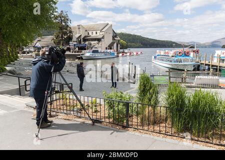 Cumbria, Großbritannien. Mai 2020. Dan Visser, Direktor von Cumbria Tourism, hält ein BLEIB-AWAY-Plädoyer auf BBC News TV 18.00 und 22.00 Uhr auf Für Touristen, die sich nach dem PM vom Lake District fernhalten und den Leuten sagen, dass sie ab Mittwoch -dan.visser@langdale.co.uk zu den Schönheitsplätzen in England fahren können - siehe anhängende Interview unten unter ' Weitere Informationen' -Dreharbeiten in Bowness Bay am Lake Windermere . Kredit: Gordon Shoosmith/Alamy Live News Stockfoto