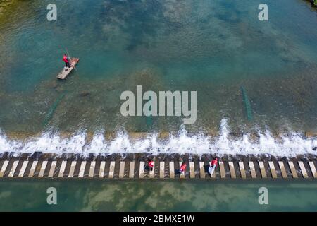 Hangzhou. Mai 2020. Luftaufnahme vom 11. Mai 2020 zeigt Freiwillige, die in einem Fluss im Dorf Yingfeng der Gemeinde Tuankou in Hangzhou, der ostchinesischen Provinz Zhejiang, Abfälle sammeln. Die Stadt hat einen Flussverwaltungsmechanismus eingerichtet, um die Sauberkeit der Flüsse hier zu erhalten. Kredit: Xu Yu/Xinhua/Alamy Live News Stockfoto