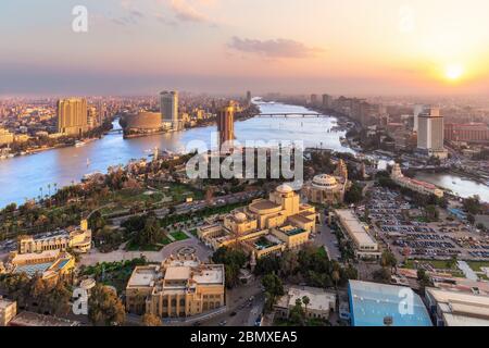Sonnenuntergang über dem Nil in Kairo, Luftaufnahme, Ägypten Stockfoto