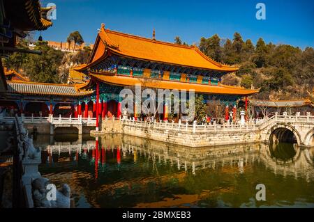 Gebäude und die steinerne Brücken an den Yuantong-tempel Komplex in Kunming, Provinz Yunnan, China. Stockfoto