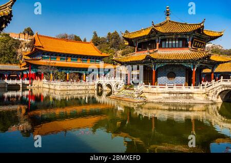 Bauten einschließlich yuantong Hall (Mahavira Halle) und die steinerne Brücken an den Yuantong-tempel Komplex in Kunming, Provinz Yunnan, China. Stockfoto