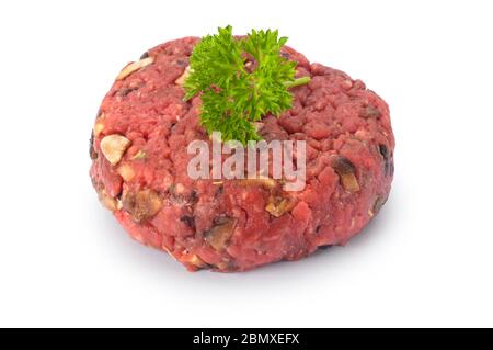 Studio-Aufnahme von roh beef Burger geschnitten vor einem weißen Hintergrund - John Gollop Stockfoto