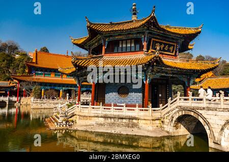 Yuantong Hall (Mahavira Halle) und die steinerne Brücken an den Yuantong-tempel Komplex in Kunming, Provinz Yunnan, China. Stockfoto