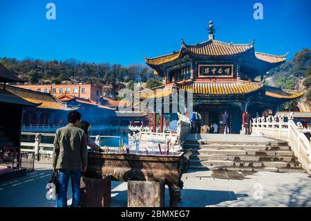 Brennende Räucherstäbchen vor yuantong Halle in den Yuantong-tempel Komplex in Kunming, Provinz Yunnan, China. Stockfoto