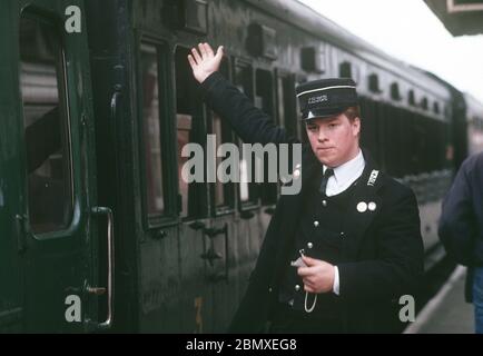 Bahnwächter, der die ganze Klarheit in Horsted Keynes Staion auf der Bluebell Heritage Railway, West Sussex, England Stockfoto