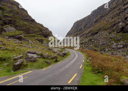 Eine Straße, die sich durch die Lücke von Dunloe schlängelt Stockfoto