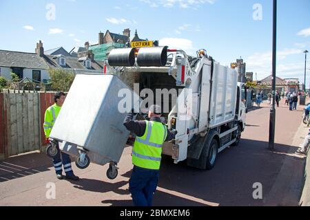 Portobello Beach, Edinburgh, Schottland, UK.11. Mai 2020. Essentielle Arbeiter verweigern Sammler Leeren Behälter auf der Promenade, gefährdet durch Coronavirus aufgrund der Oberflächen, die sie berühren, während sie ihre tägliche Arbeit durchführen. Stockfoto