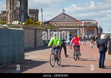 Portobello Beach, Edinburgh, Schottland, UK.11. Mai 2020.weniger Radfahrer unterwegs auf der Promenade heute macht es einfacher für die Fußgänger. Stockfoto