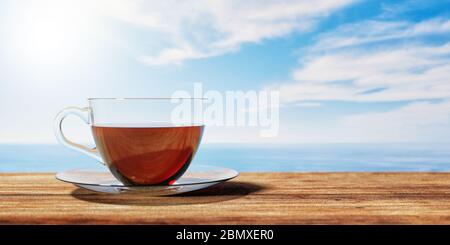 3D-Illustration einer Tasse Tee auf einem braunen Holztisch mit wolkenverhangenem Himmel und Meereshintergrund. Strukturiertes Hintergrundbild Stockfoto