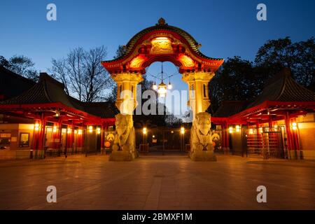 Berlin, Deutschland. April 2020. Das Elefantentor am Eingang der Budapester Straße zum Berliner Zoo in der Blauen Stunde. Quelle: Gerald Matzka/dpa-Zentralbild/ZB/dpa/Alamy Live News Stockfoto