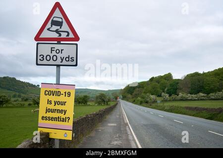 Warnschilder auf Straßen in North Yorkshire, Großbritannien Frage, ob Reisen während der COVID19-Coronavirus-Pandemie im Jahr 2020 unerlässlich sind Stockfoto