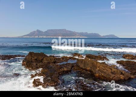 Tafelberg aus dem Robben Island Prison, Kapstadt, Südafrika Stockfoto