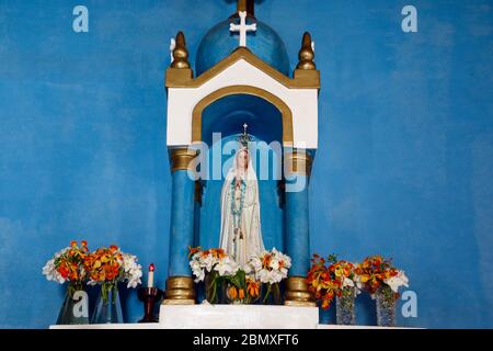 Statue der Gottesmutter von Fatima, der Mutter Gottes in der katholischen Religion, Unserer Lieben Frau vom Rosenkranz von Fatima, Jungfrau Maria Stockfoto