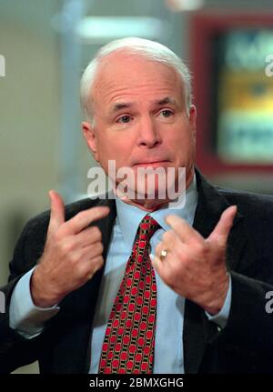 US-Senator John McCain von Arizona, diskutiert die Zukunft des Senats nach dem Amtsenthebungsverfahren gegen Präsident Bill Clinton während der Sonntag politischen Talkshow, Meet the Press, auf NBC-TV 14. Februar 1999 in Washington, DC. Stockfoto