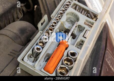 Werkzeugsatz für automatische Mechanik. Der Mechaniker hat Werkzeuge für Diagnose und Reparatur vorbereitet. Werkzeuge unter der Haube Stockfoto