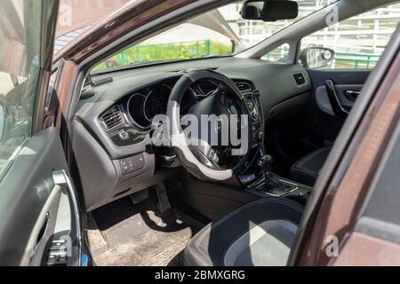 Lenkrad und Torpedo. Der Meister öffnete die Autotür, um den Ruß zu öffnen Stockfoto