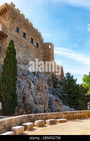 Die Wände, die den Tempelkomplex umgeben, der die Akropolis von Lindos auf der griechischen Insel Rhodos ist. Stockfoto