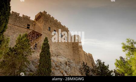 Die Wände, die den Tempelkomplex umgeben, der die Akropolis von Lindos auf der griechischen Insel Rhodos ist. Stockfoto