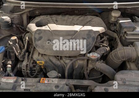 In der Garage arbeitet der Automechaniker. Reparaturen. Allgemeine Ansicht der Mechanismen des Autos unter der Haube Stockfoto