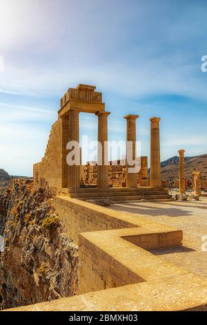 Die Ruinen der stoa psithyros an der Akropolis von Lindos auf der griechischen Insel Rhodos. Stockfoto