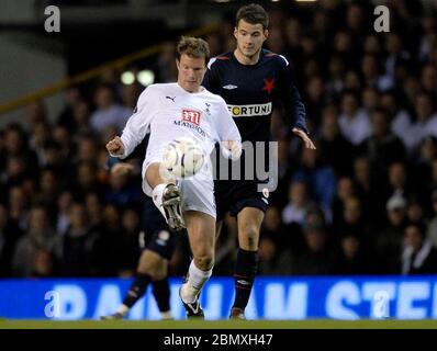 LONDON, GROSSBRITANNIEN. FEBRUAR 21: Teemu Tainio (Spurs) tritt beim UEFA Cup im vergangenen 32 zwischen Tottenham Hotspur und Slavia Prag vor Daniel Pudil (Prag) an Stockfoto