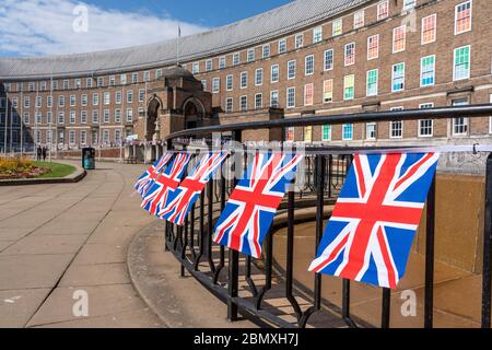 Rathaus am College Green in Bristol UK mit Union Jack Flaggen zum 75. Jahrestag des Victory in Europe VE Day Stockfoto