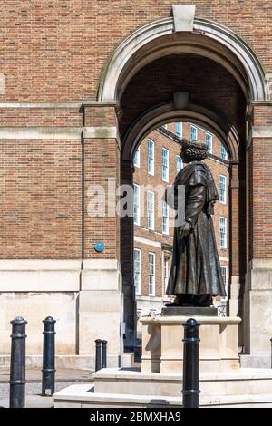 Statue des indischen Hindu-Reformators Raja Ramohun Roy vor dem Bristol City Hall am College Green, der 1833 bei einem Besuch in Bristol starb Stockfoto