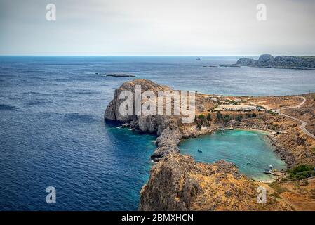 Die kleine Lagune von Saint Pauls Bucht bei Lindos auf der griechischen Insel Rhodos. Stockfoto