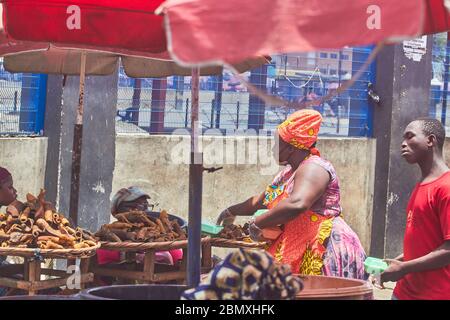 Freiwillige geben während der Covid-19-Sperre in Lagos, Nigeria, Lebensmittelverpackungen an Menschen aus. Stockfoto