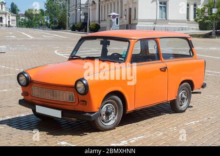 Orangene Jahrgang restaurierten Trabant Auto auf gepflasterten Straße Stockfoto