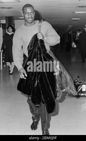 Der kanadische Sprinter Ben Johnson kommt im Januar 1989 am Londoner Flughafen Heathrow an. Stockfoto