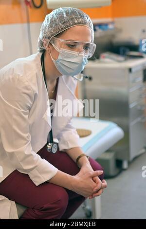 Gestresste oder müde junge Ärztin im Krankenhaus Stockfoto