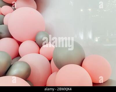 Viele graue rosa Luftballons im Urlaub auf grauem Hintergrund Stockfoto