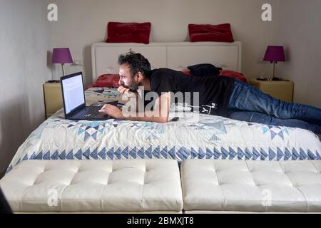 Mann, der während der Quarantäne des Coronavirus zu Hause arbeitet Stockfoto