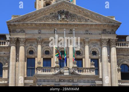 Flaggen, die am 6. Dezember 2013, dem Tag nach dem Tod von Nelson Mandela, Südafrika, am Halbmast vor dem Rathaus von Kapstadt geflogen wurden Stockfoto