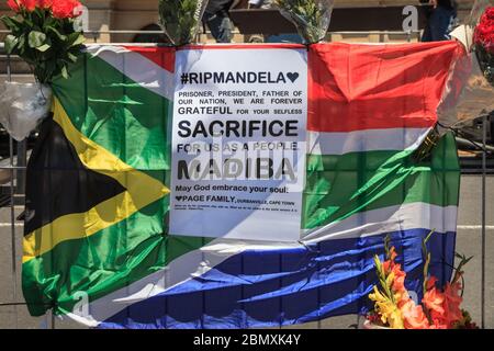 Große Bilder von Nelson Mandela vor dem Rathaus von Kapstadt am 6. Dezember 2013, dem Tag nach dem Tod des ehemaligen Präsidenten Südafrikas Stockfoto