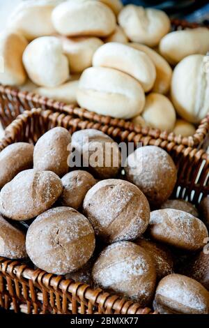 Weizen und Roggen Brötchen in Körben Stockfoto