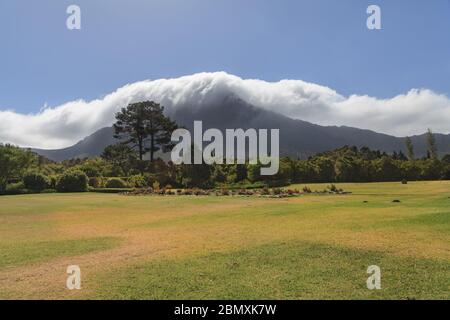 Rollwolke, Wolken über Bergkette, andscape bei Franschhoek in den Cape Winelands, Western Cape, Südafrika Stockfoto